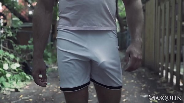 سكس حار رجل مقنع يئن من نيك طيزه بقوة