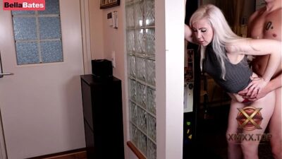سكس حار نيك طيز شرموطة توصيل بيتزا ينيكها بقوة